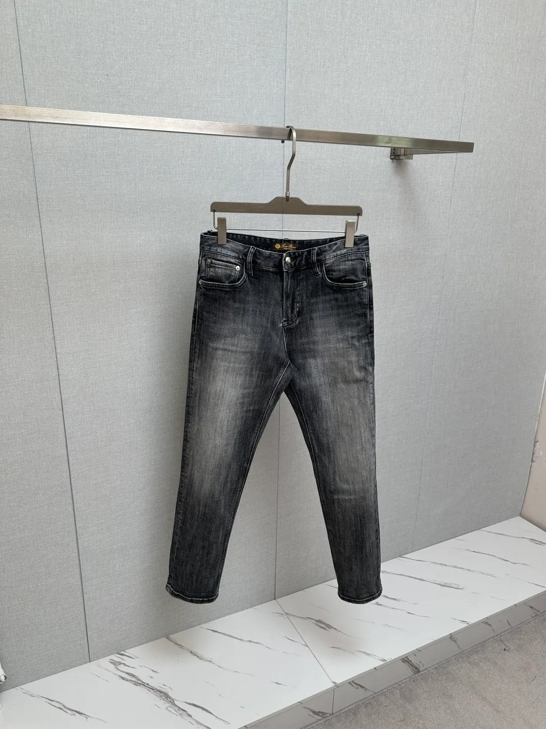 Available at the LP official website counter at the same time, the original is a very stylish pair of jeans, customized with original washed denim fabric, unique design, top-notch printing technology letter pattern logo, original hardware accessories decoration, an extremely outstanding pair of jeans, the materials and craftsmanship are extremely luxurious and exquisite, extremely high-grade, handsome and stylish upper body, recommended 👍, Sizes: 29-38